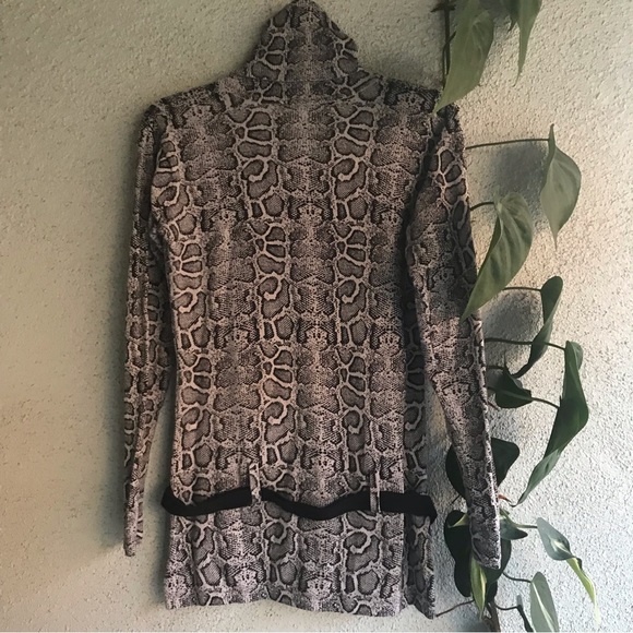 OBERMEYER | Women’s Medium Turtleneck Long Sleeve Animal Snake Print Top - Picture 2 of 9